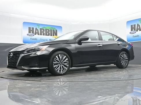 Used 2025 Nissan Altima 2.5 SV FWD image 18