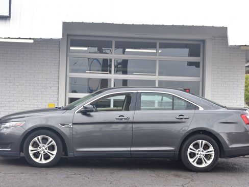Used 2016 Ford Taurus SE image 2