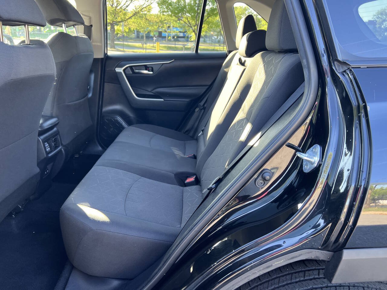 Used 2021 Toyota RAV4 XLE AWD/4WD image 9