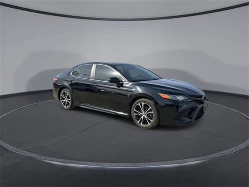 Used 2020 Toyota Camry SE image 2