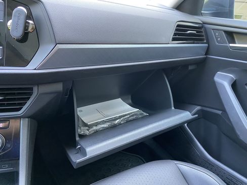 Used 2022 Volkswagen Jetta SE w/ Panoramic Sunroof Package FWD image 29