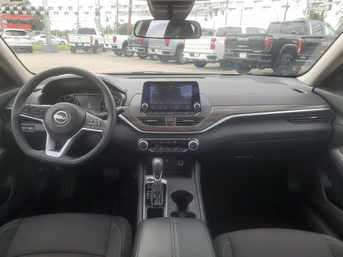Used 2025 Nissan Altima 2.5 SV FWD image 10