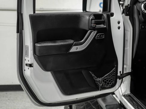 Used 2015 Jeep Wrangler Unlimited Rubicon w/ Connectivity Group AWD/4WD image 42