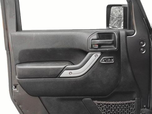 Used 2018 Jeep Wrangler Unlimited Sahara w/ Connectivity Group AWD/4WD image 14