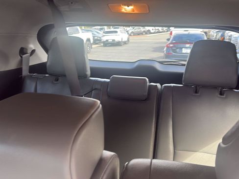 Used 2022 Toyota Highlander XLE AWD/4WD image 29