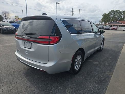 Used 2024 Chrysler Pacifica Touring-L image 5