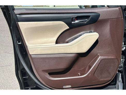 Used 2022 Toyota Highlander XLE image 11