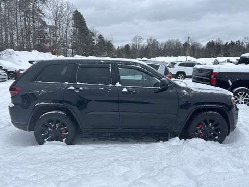 Used 2018 Jeep Grand Cherokee Altitude image 3