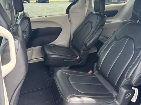 Used 2024 Chrysler Pacifica Touring-L FWD image 13