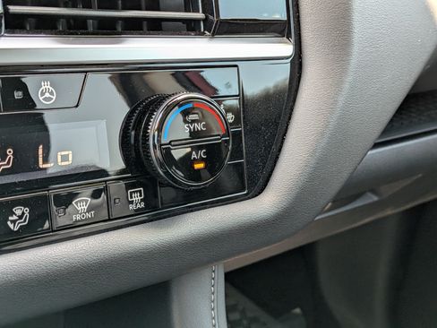 Used 2024 Nissan Pathfinder SL FWD image 29