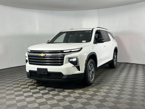 Used 2024 Chevrolet Traverse LT image 9