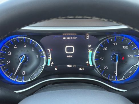 Used 2023 Chrysler Pacifica Touring-L FWD image 26