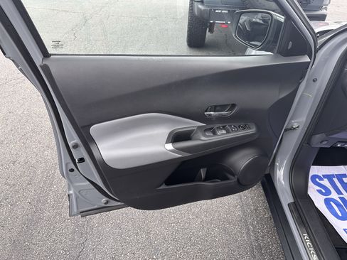 Used 2022 Nissan Kicks SR w/ Premium Package FWD image 9