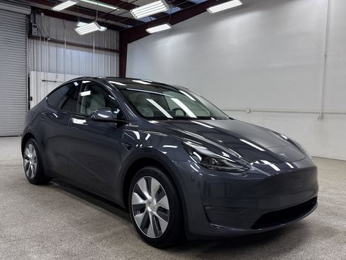 Used 2023 Tesla Model Y Long Range image 24