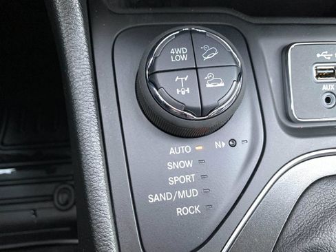 Used 2022 Jeep Cherokee Trailhawk w/ Premium Leather Package image 28