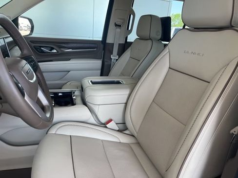 Used 2024 GMC Yukon XL Denali AWD/4WD image 4