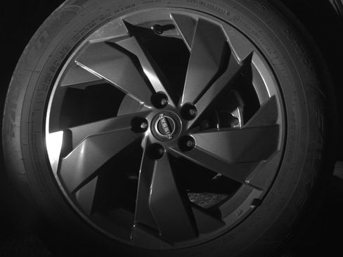 Used 2025 Nissan Rogue SV FWD image 13