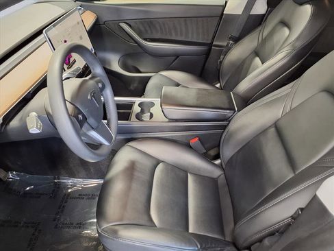 Used 2022 Tesla Model Y Long Range image 10