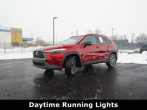 Used 2025 Toyota Corolla Cross XLE image 17