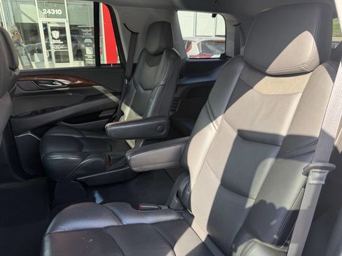 Used 2019 Cadillac Escalade Luxury AWD/4WD image 19