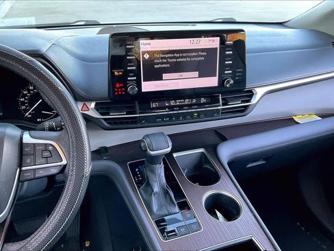 Used 2022 Toyota Sienna XLE image 6