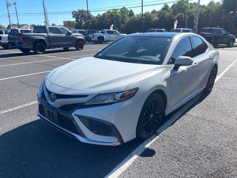 Used 2022 Toyota Camry XSE FWD image 3