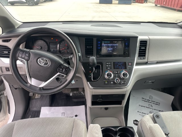 Used 2017 Toyota Sienna LE AWD/4WD image 22