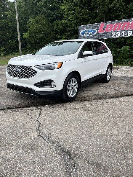 Used 2024 Ford Edge SEL w/ Convenience Package AWD/4WD image 3