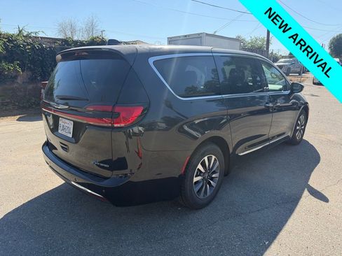 Used 2023 Chrysler Pacifica Limited image 3