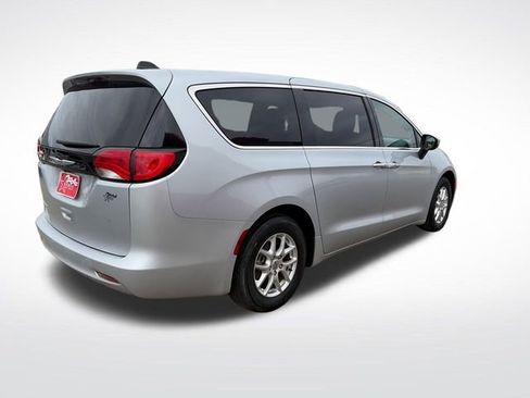Used 2023 Chrysler Voyager LX FWD image 9