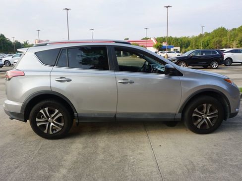 Used 2018 Toyota RAV4 LE FWD image 24