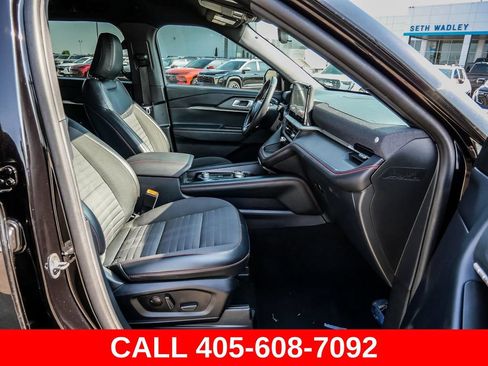 Used 2025 Ford Explorer ST-Line w/ ST-Line Street Pack AWD/4WD image 17