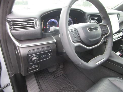Used 2024 Jeep Wagoneer 2WD image 29
