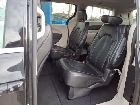 Used 2024 Chrysler Pacifica Touring-L image 15