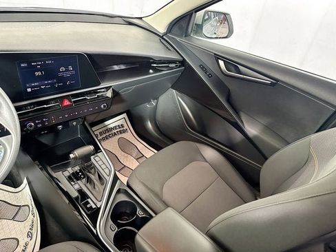 Used 2024 Kia Niro LX image 16