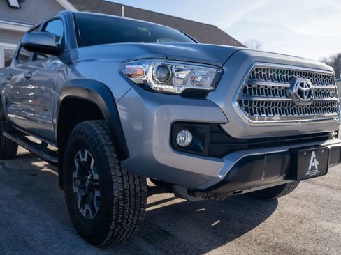 Used 2017 Toyota Tacoma TRD Sport image 8