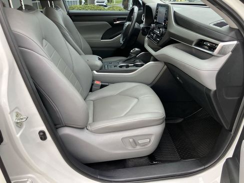 Certified 2020 Toyota Highlander XLE FWD image 37