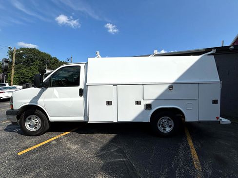 Used 2017 Chevrolet Express 3500 image 8