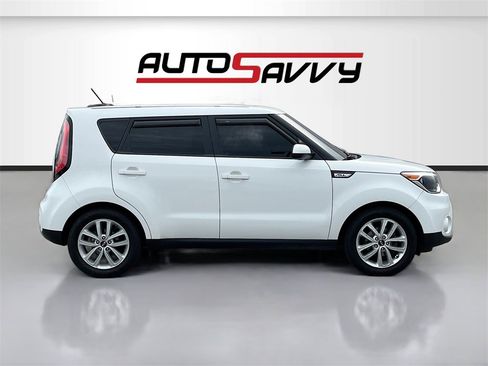Used 2017 Kia Soul + image 8