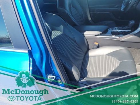 Used 2020 Toyota Camry SE w/ Sunroof Package image 25