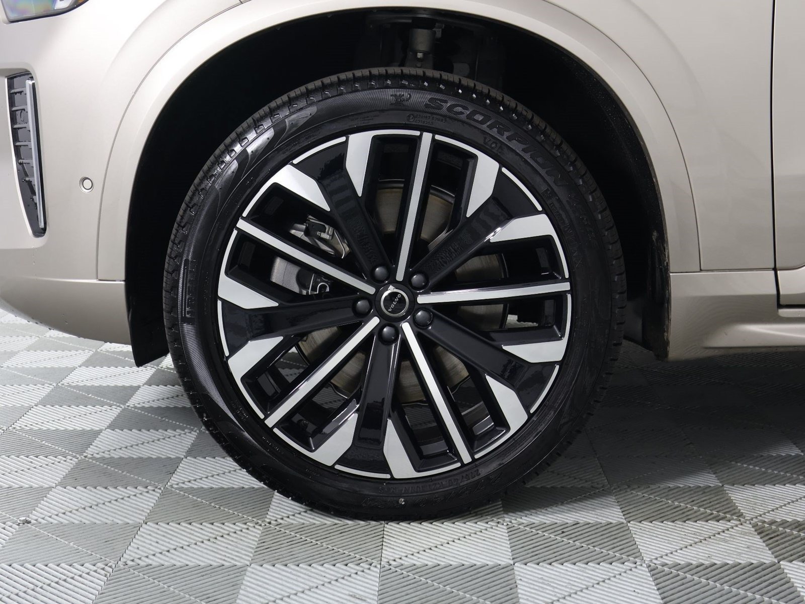 New 2026 Volvo XC90 T8 Plus w/ Protection Package Premier AWD/4WD image 13