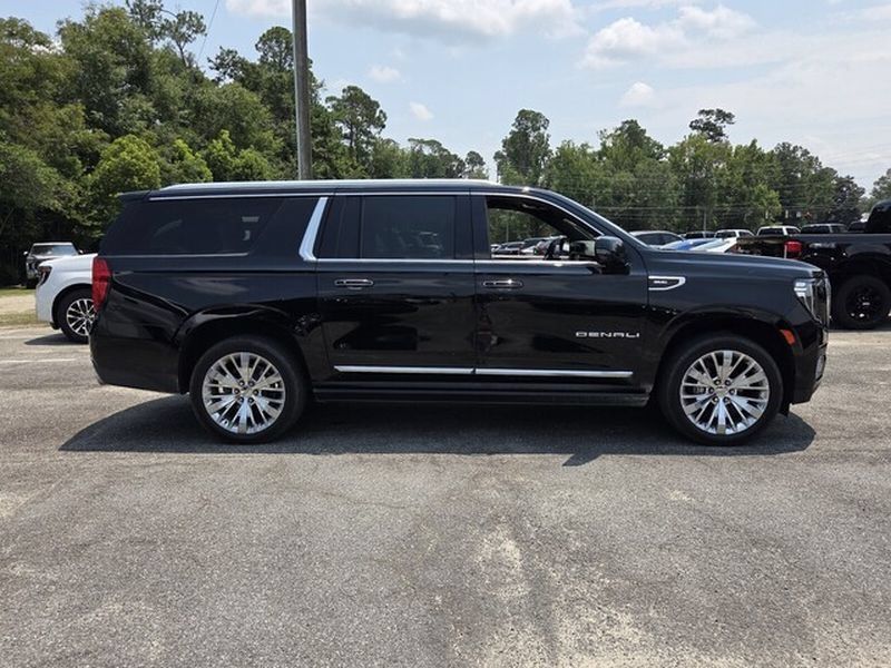 Used 2022 GMC Yukon XL Denali AWD/4WD image 14