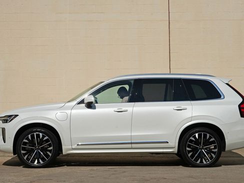 Used 2025 Volvo XC90 T8 Plus w/ Protection Package Premier AWD/4WD image 9