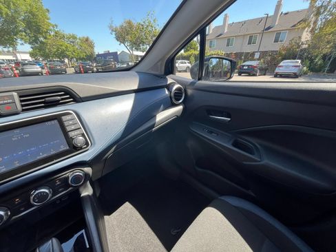Used 2025 Nissan Versa SV FWD image 33