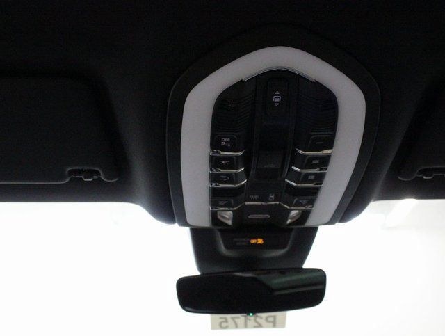 Used 2024 Porsche Macan AWD/4WD image 37