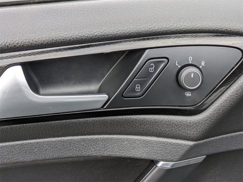 Used 2017 Volkswagen GTI SE image 12