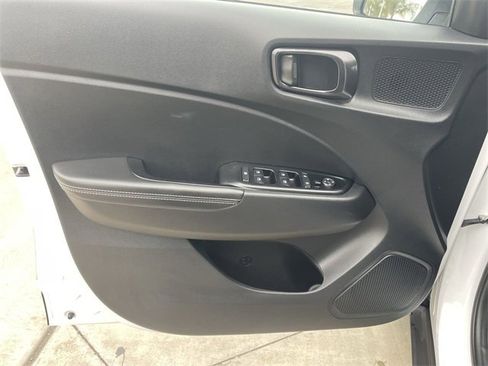 Used 2022 Hyundai Venue Limited image 20