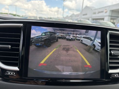 Used 2025 Chrysler Pacifica Select FWD image 25