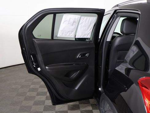 Used 2020 Chevrolet Trax LT w/ LT Convenience Package image 17