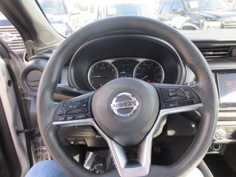 Used 2020 Nissan Kicks S FWD image 12